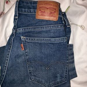 size 27 high waisted Levi jeans 🌟